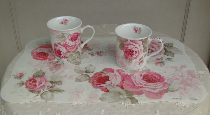 薔薇の雑貨＞ロゼオ＞ マグカップ、ランチョンマット＞ピンクの薔薇がモティーフの『ロゼオ』シリーズ。2種類のデザインのマグカップと耐熱温度90℃のランチョンマットです。＞イタリア製