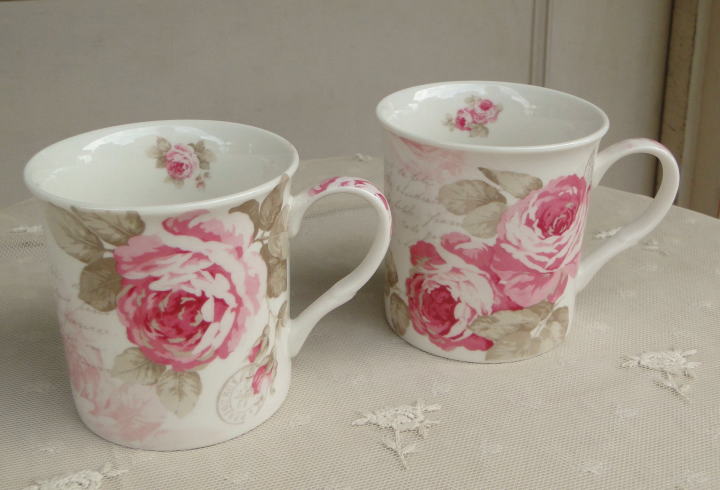 薔薇の雑貨＞ロゼオ＞ マグカップ、ランチョンマット＞ピンクの薔薇がモティーフの『ロゼオ』シリーズ。2種類のデザインのマグカップです。＞イタリア製