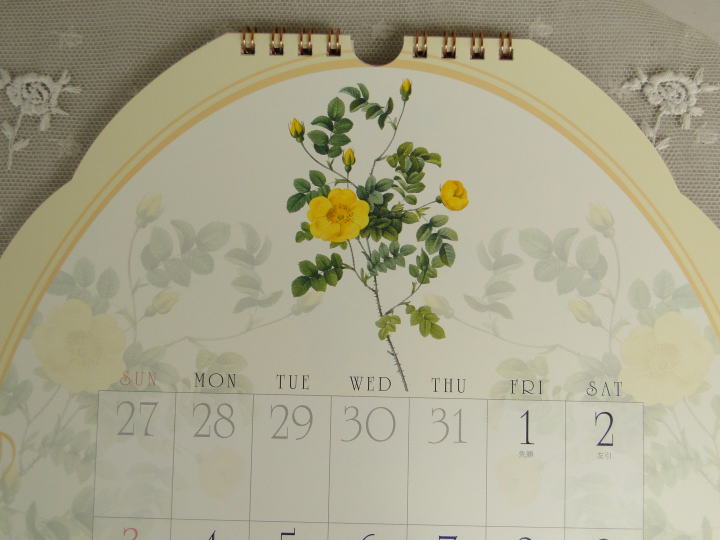 薔薇の雑貨＞2016年 ルドゥーテ壁掛けカレンダー＞ オーバル・ダイカット＞Pierre-Joseph Redoute Calendar＞淵をダイカットしたオーバルフレームに入った薔薇の絵のような・・・　「バラの画家」ルドゥーテの2016年カレンダーです。＞40.5×30.5㎝