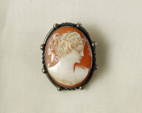アンティーク・アクセサリー＞シェルカメオ＞ シルバー＞1930年＞髪飾りの女性。 小さな球形のモティーフを周囲にあしらったブローチです。