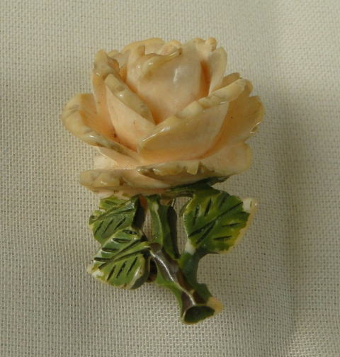 アンティーク・アクセサリー＞薔薇のブローチ＞ アイボリー＞1930年＞可愛い薔薇のブローチです。