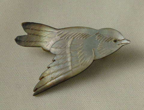 アンティーク・アクセサリー＞小鳥のブローチ＞ マザーオブパール＞1930年＞光沢のあるマザーオブパール。 小鳥のブローチです。