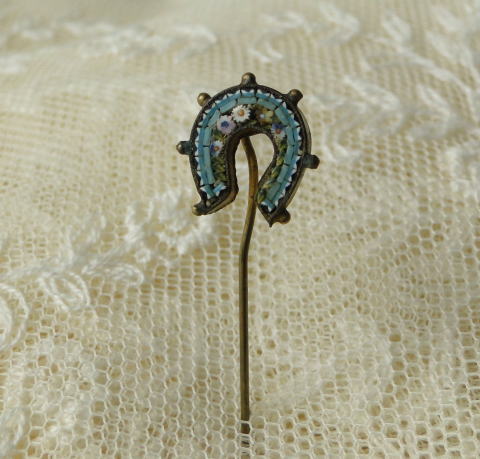 アンティーク・アクセサリー＞ピンブローチ＞ モザイク＞蹄鉄＞ヴィクトリア＞幸運のお守りとも見なされている蹄鉄。ブルーの蹄鉄に小さなお花をあしらったデザインのピンブローチです。