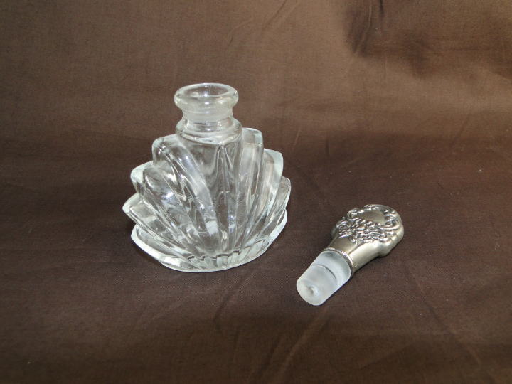 アンティーク・ガラス＞セント・ボトル＞ガラスとシルバープレート＞ヴィクトリアン＞貝殻を重ねてシンメトリックにしたようなデザインのボトルに装飾の施されたシルバープレートのキャップ。 可愛いセント・ボトルです。