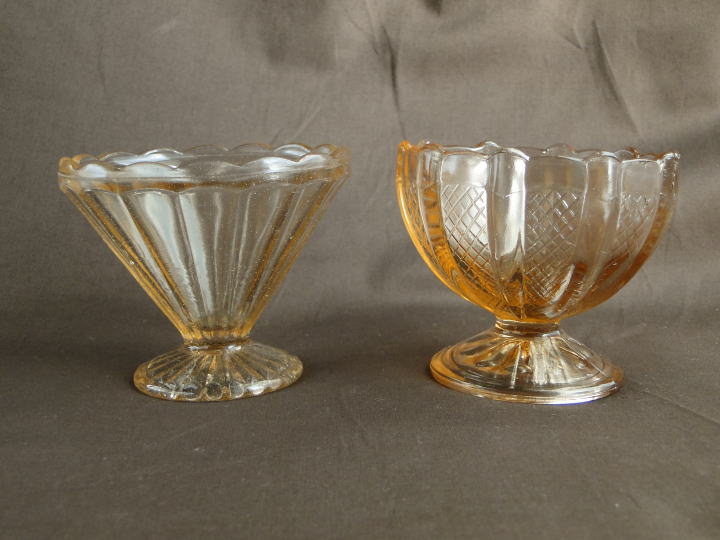 アンティーク・ガラス＞デザートグラス＞ ピンク＞1930年＞2種類のピンクがかった可愛いデザートグラスです。