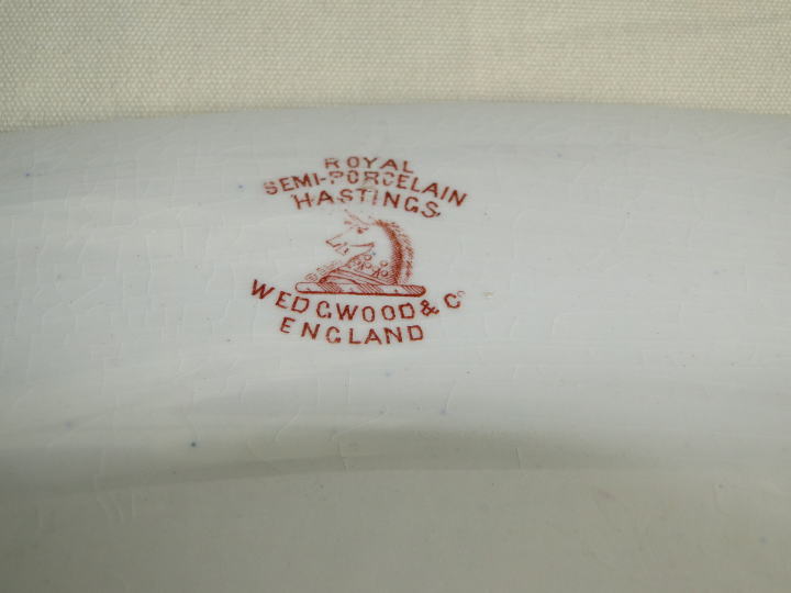 アンティーク陶器＞プレート＞ ウェッジウッド＞ROYAL  SEMI-PORCELAIN  HASTINGS.  WEDGWOOD & Co  ENGLAND＞1900年＞オーバル＞大　24.5㎝　ディーナープレート、小　19㎝　ケーキプレート＞白地にエンジの模様で縁取りされたウェッジウッドのプレートです。