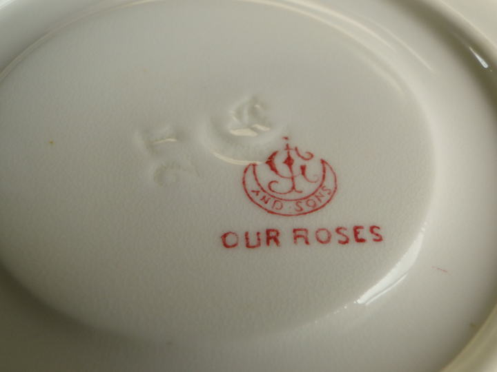 アンティーク陶器＞『ジョージ＆サンズの薔薇』＞カップ＆ソーサ＞ヴィクトリアン＞George Jones & Sons　　 OUR ROSES＞大柄の赤い薔薇がモティーフのカップ＆ソーサです。