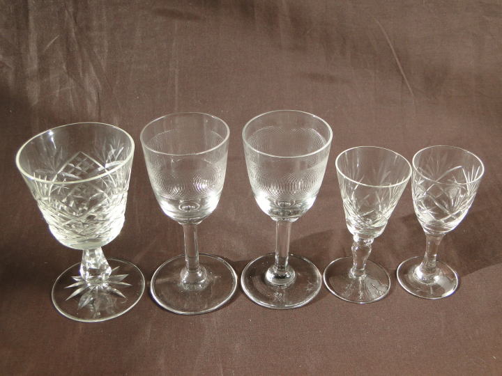 アンティーク・グラス＞ワイングラス＆シェリーグラス＞左から三つがワイングラス、右二つがシェリーグラス。 型押しのグラスです。