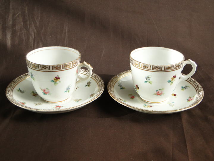 アンティーク陶器＞カップ＆ソーサ＞薔薇とパンジー＞ヴィクトリアン＞2客のカップ＆ソーサは異なるデザイン。小さな薔薇とパンジーを散りばめたゴールドトリムのカップ＆ソーサです。