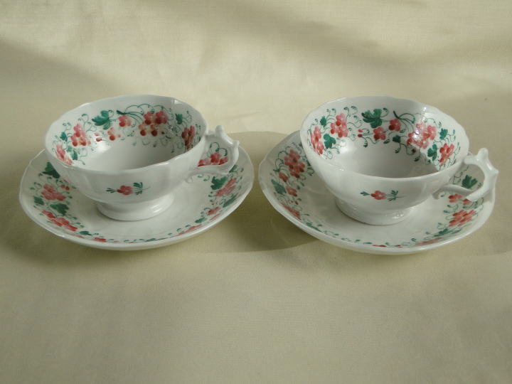 アンティーク陶器＞カップ＆ソーサ＞ハンドペイント＞1830年頃＞赤い小花の可愛いカップ＆ソーサです。