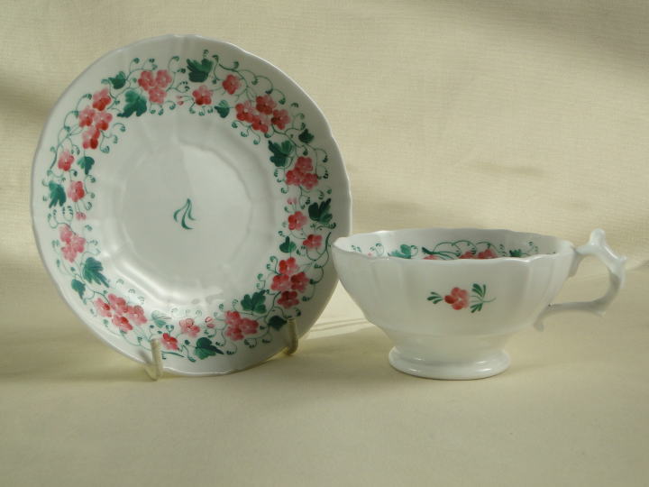 アンティーク陶器＞カップ＆ソーサ＞ハンドペイント＞1830年頃＞赤い小花の可愛いカップ＆ソーサです。