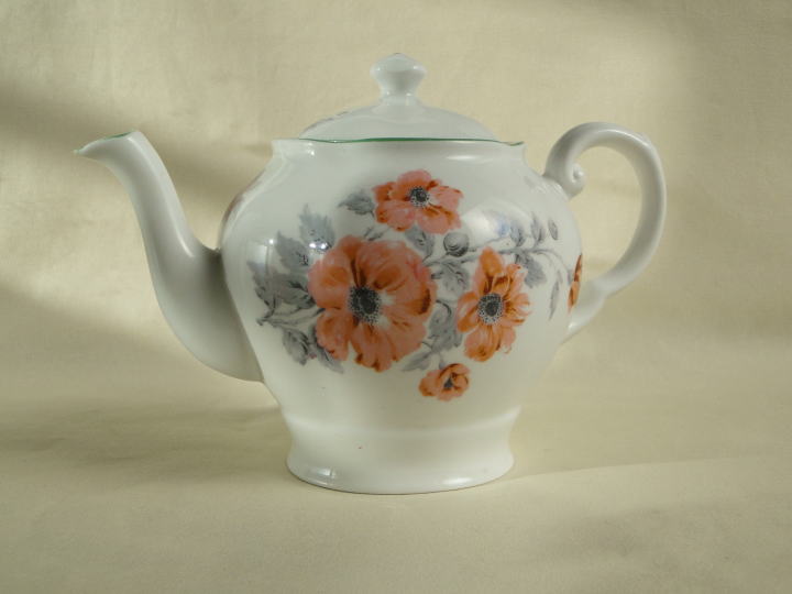 アンティーク陶器＞タスカンのティーポット＞TUSCAN FINE ENGLISH BONE CHINA＞1930～40年＞オレンジ色の大柄な花が描かれた上品なティーポットです。