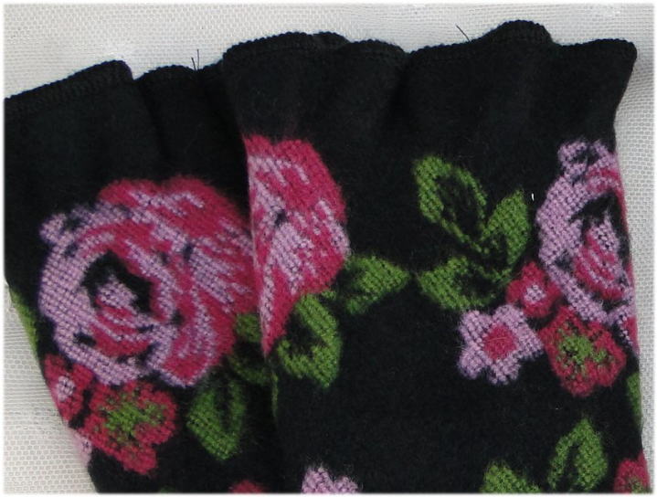 薔薇の雑貨＞薔薇のハンドウォーマー＞ フランス製 （ピンク、ベージュ）＞ 甲も手首も暖かな上、手首が使えて便利なハンドウォーマーです。