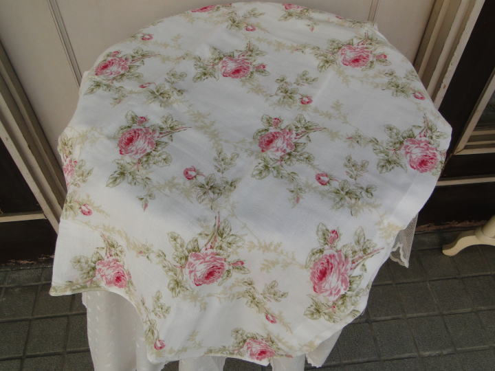 薔薇雑貨＞やわ肌ガーゼ バスタオル＞綿 100％ 日本製　（約 70 × 120㎝）＞バラ柄の軽くて乾きやすい二重ガーゼのバスタオルです。