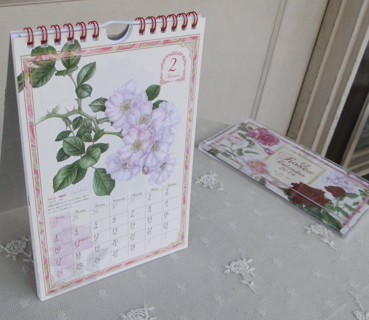薔薇の雑貨＞フロンティア＞2019年 カレンダー（クラシックローズ）＞ 植物画家　山田 道惠による薔薇のデザインのカレンダーです。 壁掛け卓上両用　　（20×14㎝）　/　卓上（ケース付）　（10×18㎝）