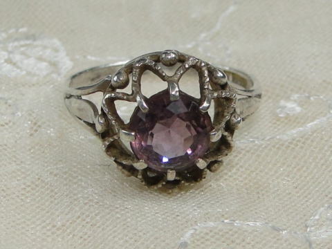 アンティーク雑貨＞アンティークアクセサリー＞リング＞多面にカットされた紫のストーンを8本のユニークな形状の爪留めで支えたリングです。＞シルバー