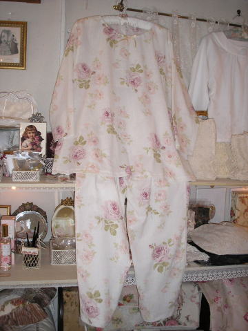 バラ柄のパジャマ    生地は綿麻ヨウリュウに淡いピンクの薔薇がプリントされています。<薔薇の洋服>
