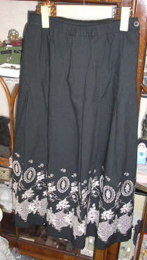 スカート　黒地に白の刺繍が施されています。  ＜マーリア　バドローズ　水野　陽子　コレクション＞