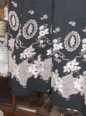 スカート　黒地に白の刺繍が施されています。  ＜マーリア　バドローズ　水野　陽子　コレクション＞