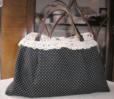 かぎ針編みレースのついた水玉柄生地の巾着バッグ　（黒）　＜バドローズ　マーリア　水野　陽子コレクションのバッグ＞
