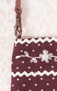 バラの手刺繍が施された水玉模様の携帯ケース（焦げ茶） ＜バドローズ　マーリア　水野　陽子　2008年春夏コレクション＞