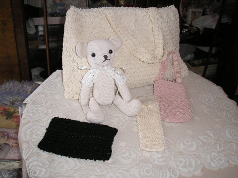 「水野　陽子さんのかぎ針編小物」のサンプルです。ビーズが編みこまれたバッグ、ペンケース、ティッシュケース、携帯バッグ & あみぐるみのベアー