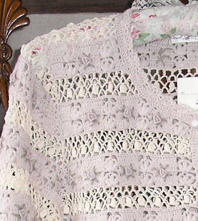 バドローズ　マーリア　水野　陽子　 ２００８年　オータムコレクション ＞　かぎ針編みカーディガン　＞　ウールの部分に薔薇の手刺繍が施されています。