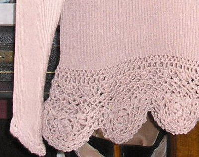 バドローズ　マーリア　水野　陽子　 ２００８年　オータムコレクション　＞　リブ編みハイネック・セーター　＞　裾のかぎ針編みが水野さんの世界です