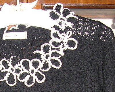 バドローズ　マーリア　水野　陽子　 ２００８年　オータムコレクション　＞　モティーフ飾りのセーター　＞　襟まわり、裾、袖口全部が、かぎ針編みのお花のモティーフで囲まれています　＞　レース編み地