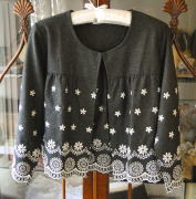バドローズ　マーリア　水野　陽子　 2013年　秋冬コレクション＞ジャケット＞ すそのスカラップ刺繍がかわいくて暖かいジャケットです。＞チャコール・グレー／アクリル50%　ポリエステル30%　綿10%　毛10%
