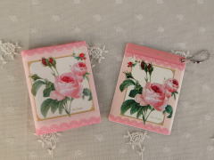 薔薇の雑貨＞ファッション＞ カードケース＞名刺サイズのカード(左）とICカード(右）の入る、薔薇のカードケースです。