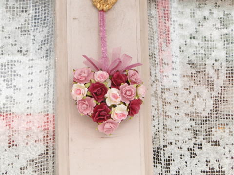 薔薇の雑貨＞フレグランス＞ハートのプチリース＞赤とピンクのハート型をした可愛い飾りです。壁やドアなどに掛けて香りと共にお楽しみください♪