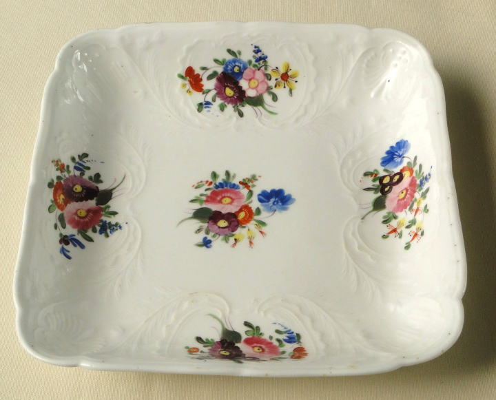 アンティーク雑貨＞アンティーク陶器＞お花の角皿＞さりげないレリーフとハンドペイントがかわいいディッシュ。中皿程度の大きさで、やや厚みのある角皿です。