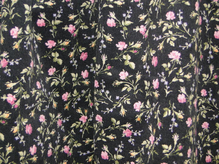 オリジナル雑貨＞ギャザー・スカート＞柔らかくてしなやかな細コールテンに小さなピンクの薔薇がちりばめられたギャザースカートです。