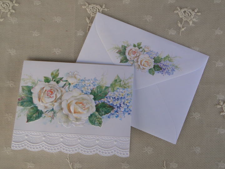 薔薇の雑貨＞ステイショナリー＞封筒つきカード＞バラとレースがモティーフの『キャロルズ・ローズ・ガーデン』。封筒付二つ折りカードです。＞アメリカ製