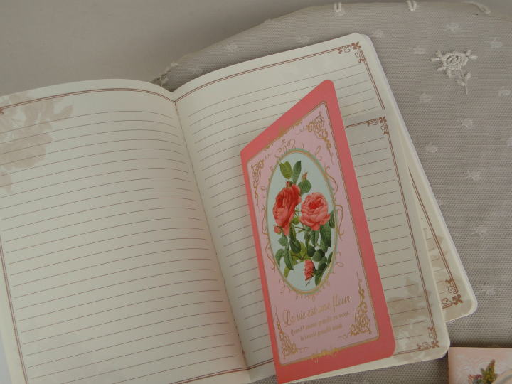 アンティーク風ステイショナリー＞バラのノート＞美しいバラの絵が表紙のノートです。＞内側は罫線の入ったノートでコーナーにバラのイラストがプリントされています。