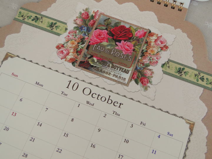 薔薇の雑貨＞2014年版カレンダー＞アンティーク風 カレンダー＞ アンティークの サボンラベルがモティーフのエレガントにダイカットされた壁掛け用カレンダー