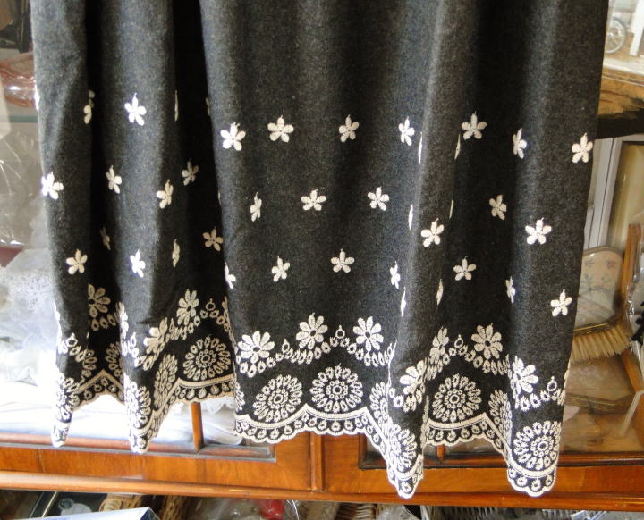 バドローズ　マーリア　水野　陽子　 2013年　秋冬コレクション＞スカート＞すそのスカラップ刺繍がかわいくて暖かいスカートです。＞チャコール・グレー／アクリル50%　ポリエステル30%　綿10%　毛10%