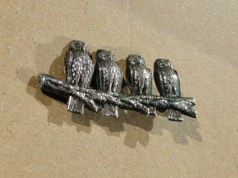 アンティーク・アクセサリー＞ブローチ＞枝に留まった4羽のフクロウ。 可愛いシルバーのブローチです。＞シルバー＞4羽の梟