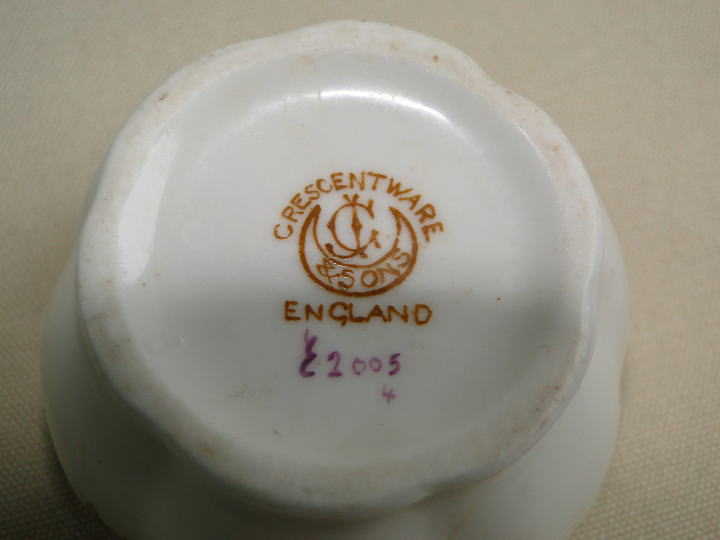 アンティーク陶器＞クレッセントウェアー  ジョージ・ジョーンズ & サンズ＞調味料セット　Cruet set＞オフホワイトの陶器にゴールドの模様が装飾された調味料セットです。＞ 陶器　シルバープレート　1910年頃
