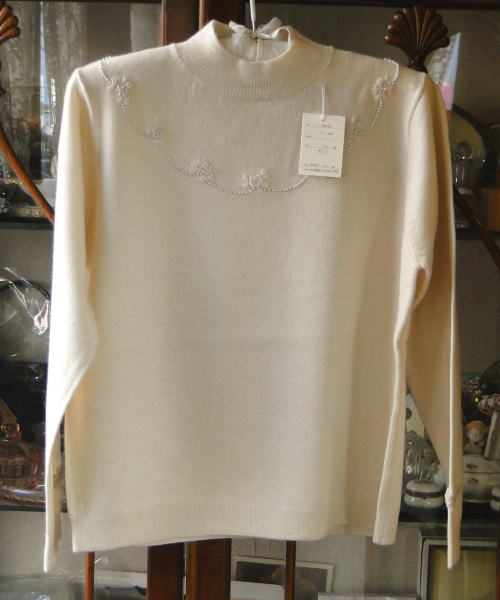 ＜バドローズ　マーリア　水野　陽子　 2014年　秋冬コレクション＞セーター＞ ヨークのように薔薇の刺繍をパールでつないだデザインがおしゃれなセーターです。＞ウール 100％　　オフホワイト
