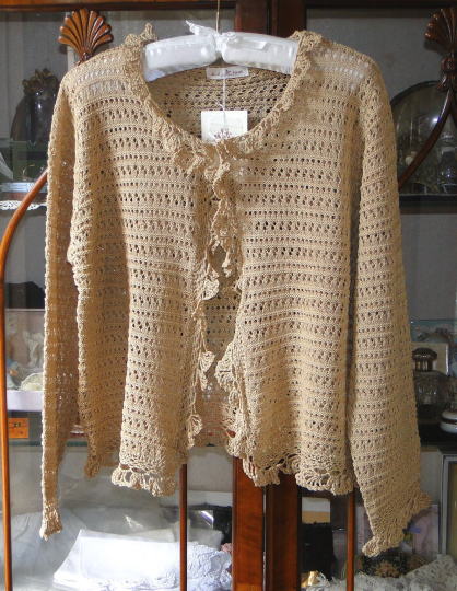 バドローズ　マーリア　水野　陽子　 2015年　春コレクション＞カーディガン＞襟周りから前立て、裾周り、袖口に可愛いかぎ針編みのフリルを施したカーディガンです。＞ベージュ　綿100％