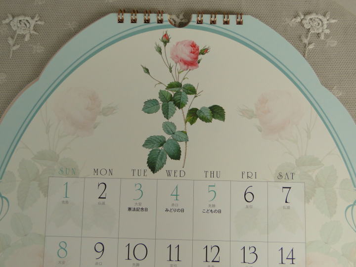 薔薇の雑貨＞2016年 ルドゥーテ壁掛けカレンダー＞ オーバル・ダイカット＞Pierre-Joseph Redoute Calendar＞淵をダイカットしたオーバルフレームに入った薔薇の絵のような・・・　「バラの画家」ルドゥーテの2016年カレンダーです。＞40.5×30.5㎝